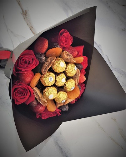 Desire Bouquet 2 1510 - 6 roses 7 Ferrero chocolate 6 Strawberry 6 Dates 5 Apricot and 2/12 Figs 
 Dimensions  
 Height 45 cm 
 Width 30 cm