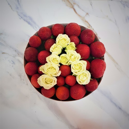 Fruit Flower - Letter Box Strawberry 1207 - Baby Rose White With Strawberry in Round Box 
 
 Dimensions  Height 22 cm Width 20 cm