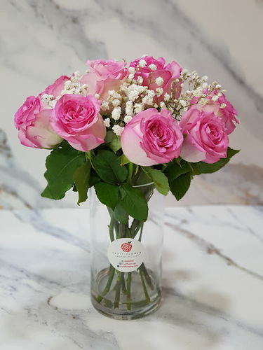 Roses and gypsophila in a glass vase 520 - 10 Roses And Gypsophilia In Glass Vase 
 Height 35 cm 
 Width 25 cm