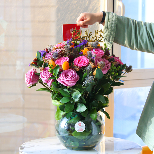 Large Dried Fruit Vase 502 - 16 pink roses, 6 green hypricum, 6 eryngium, 6 purple statics, 10 green ruscus, 15 dates, 15 apricot and 10 figs. Height 50 cm, width 35 cm