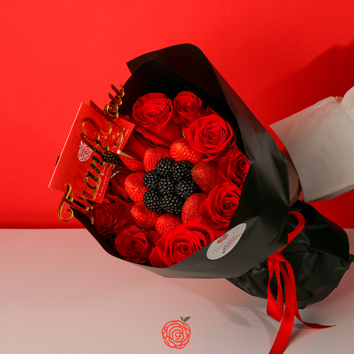 Cute Wonder Bouquet 1512 - a circle of roses inside it a circles of strawberry and filled inside with blackberries  height 40 cm  width 25 cm