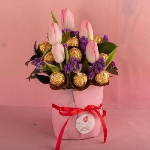 Mini Chocolate 1304 - 5 pink tulips 1 purple Statics 3 green ruscus 9 ferrero rocher choclate Height 25 cm width 20 cm