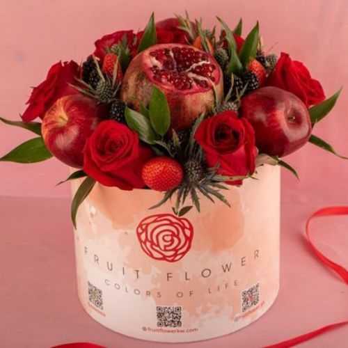 Pomegranate Box 808 - 7 Red roses, 2 Eryngium, 1 Italian ruscus. Fruits : 3 Red Apples, 1 pomegranate, Strawberries, Blackberries.         Height 30 cm width 25 cm