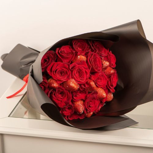 Large Flowers & Strawberries Bouquet 1505 - A 20 roses bouquet with 10 Strawberries. Size : Hight 45cm. Width 35cm.