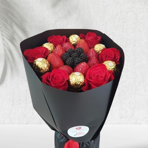 Cute wonder Bouquet - ferrero-1514 - a circle of roses and Ferraro chocolate inside it one circle of strawberry and filled inside with blackberries 
 height 40 cm width 25 cm