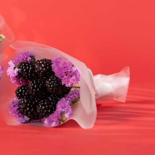 Blackberry cute bouquet 211 - Blackberry and purple statics  Dimensions 
 Height 15 cm Width 10 cm