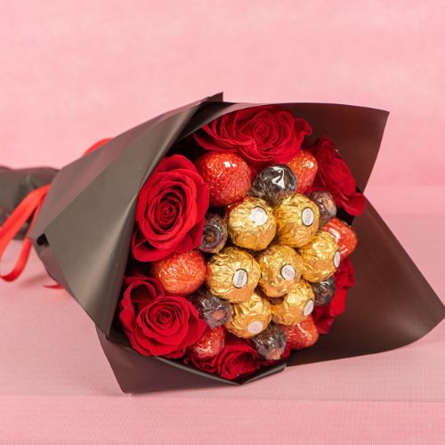 Fruit Flower - Desire Bouquet 1506 - 6 roses 7 Ferrero chocolate
6 strawberry 6 dates  Height 25 cm width 35 cm