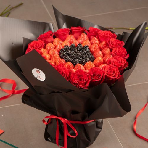 Wonder Bouquet 1501 - a circle of roses inside it two circles of strawberry and filled inside with blackberries  Height 40 cm Width 45 cm