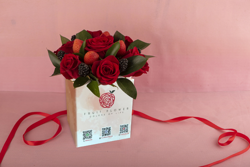 Mini 1 1303 - 7 red roses 3 green ruscus 4 strawberry 6 BlackBerry. Height 18 cm width 18 cm