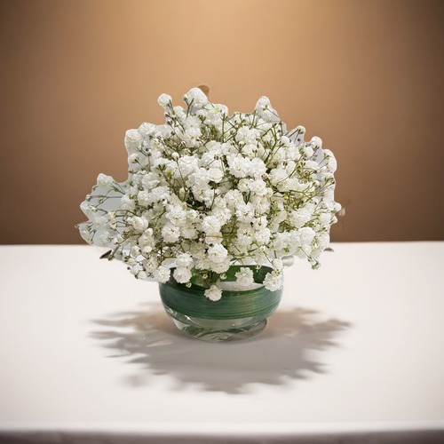 center piece white gypsophilia 1907 - This elegant center piece features a round vase filled with delicate baby's breath flowers, also known as white gypsophilia. Standing at a height of 15 cm and with a width of 10 cm, this arrangement adds a touch of sophistication and charm to any space.