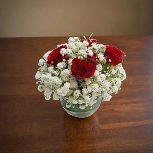 center piece white gypsophilia and baby rose red 1909 - This elegant center piece features a round vase filled with delicate baby's breath flowers, also known as white gypsophilia and baby rose red. Standing at a height of 15 cm and with a width of 10 cm, this arrangement adds a touch of sophistication and charm to any space.