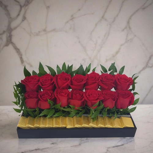 Chocolate Tray with Roses 1712 - Wafer Chocolate Tray With 14 Roses and Italian green rescue  Dimensions 
 Height 20 cm
 Width 40 cm