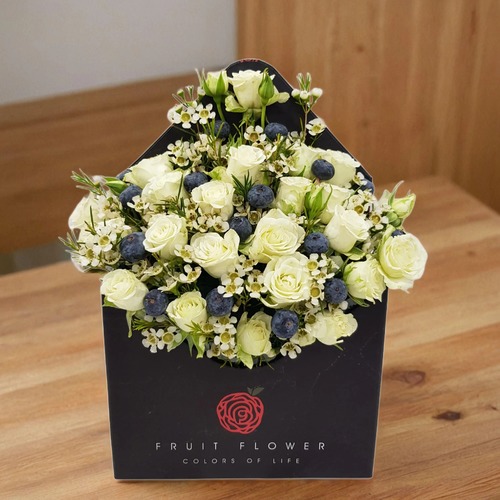 White Flowers with Blueberry Envelop 1403 - baby roses white
wax flowers
blueberry

Height 30 cm Width 25 cm