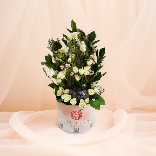 White Flowers with Green Leaves Box with Blueberry 804 - baby roses white
wax flowers
green rescus
blueberry in a glass vase

Height 45 cm Width 25 cm