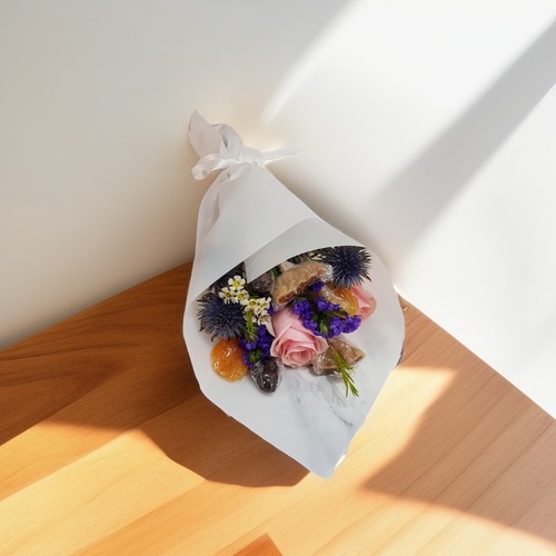 Fruit Flower - Global 1011 - pink rose,wax flower white,statics purple and eryngium . 2 dates 2 apricot 1 fig 
 height 45 cm 
 width 15 cm