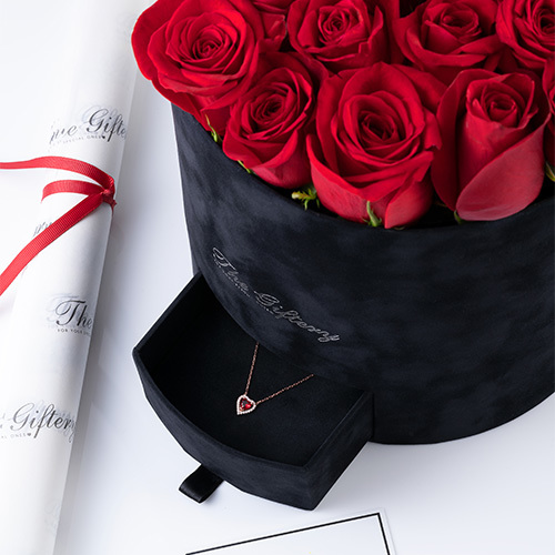 Black Necklace Box - - The Giftery Special Velvet Box

- (20-25) Roses

- Silver Gold Plated Necklace

- Gift Card (Optional)