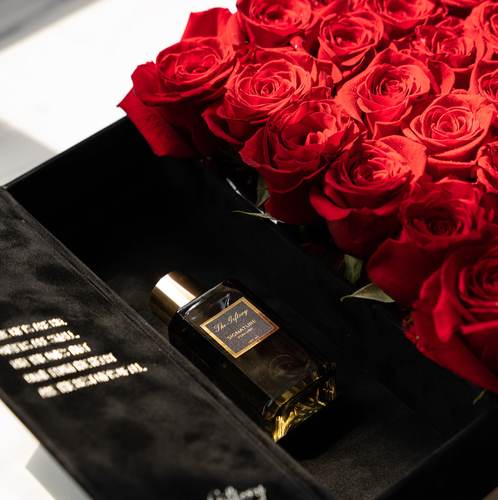 Black Elegance Box - - The Giftery Special Velvet Box 
- 24 Roses 
- Signature Perfume
- Gift Card (Optional)