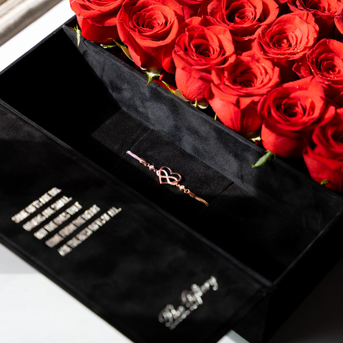 Bracelet Box - - The Giftery Special Velvet Box 
- 24 Roses 
- Silver Gold Plated Bracelet