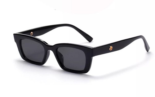 Classy black sunglasses - Gender: Unisex Color: Black Frame material: Plastic Lenses material: AC Lenses optical attribute: UV400 Size: Adult size