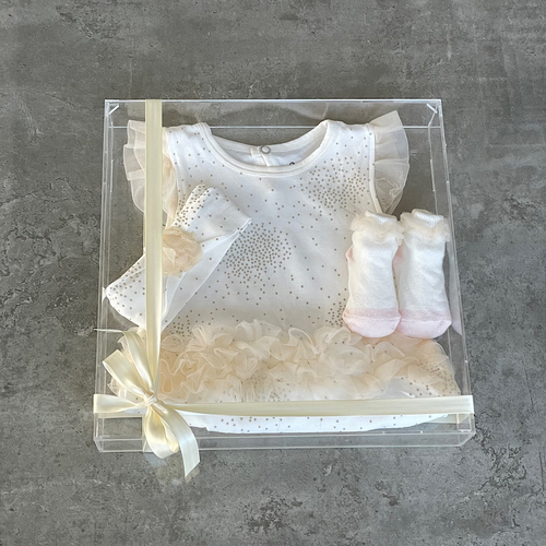 Princess Dreams - A baby gift contains children's clothing from 3 to 6 months with a head tie and socks.