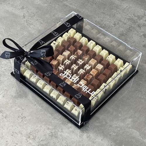 Acrylic chocolate box - A box containing 81 pieces of chocolate, including Nutella, pistachio, caramel, kinder, and lotus. You can write the gift card in the notes field