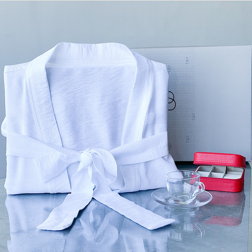 Luxury Red - This box contains a robe (one size), a  jewelry organizer and a coffee mug.