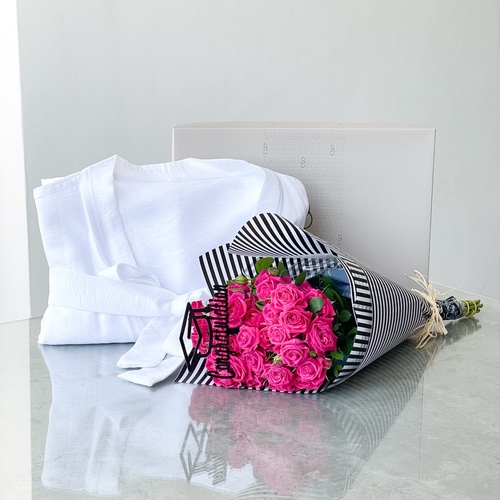 The most beautiful graduate - The product contains a one-size robe with a flower bouquet and a graduation phrase