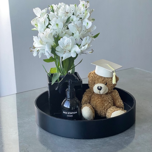 you di it - The product contains a tray with natural roses, a bear with a graduation hat and a small sized oud spray.