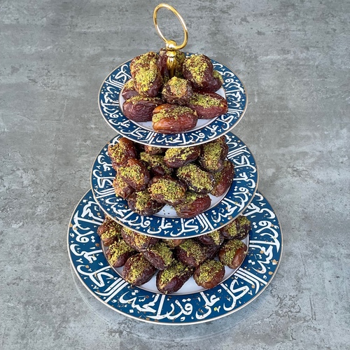 khaneen plate - 3 plates of Khanin dates, containing luxurious Medjool dates, with our special filling with walnuts, saffron and a pinch of cardamom, between 70-75 . You can also choose 3 types of our special fillings. You can write the gift card in the notes box