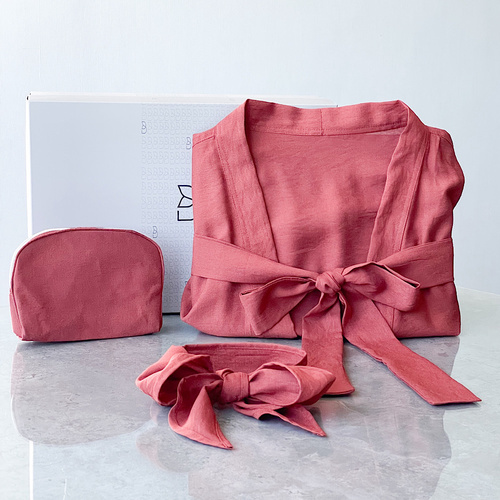 luxury Gift - The product contains one size linen robe with a makeup bag and a hair tie.