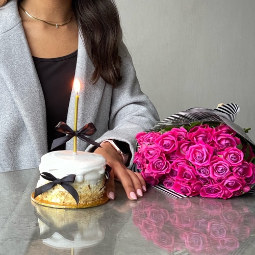 Birthday package - The set contains a bouquet of roses with 3 helim balloons and mini cakes