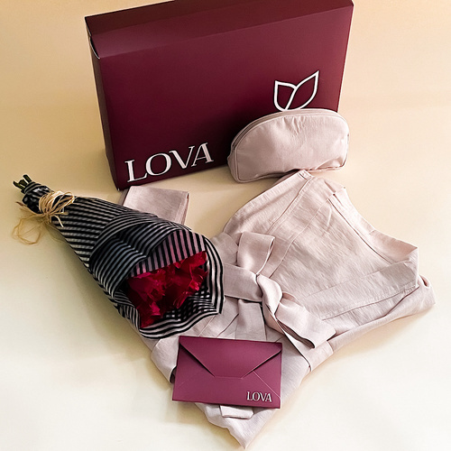 Love gift - The product contains a one-size Lenin robe with a makeup bag and a tie. With a bouquet of roses