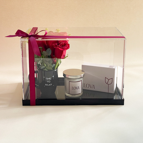 Love forever - The product contains an acrylic box with a natural flowers cup with a chocolate box and an aromatic candle