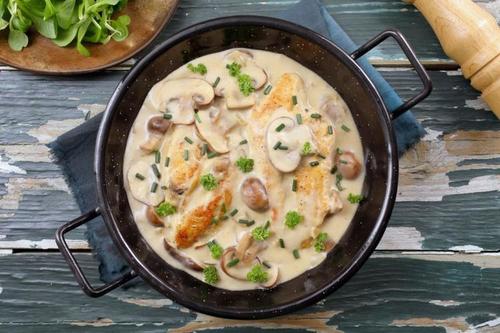 Corden Blue with mushroom sauce and cheese - كوردن بلو مع صوص المشروم والجبن