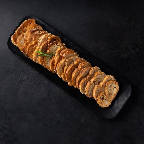 كلاسك كراكرز  مع تغميسة زيتون بالفقع
