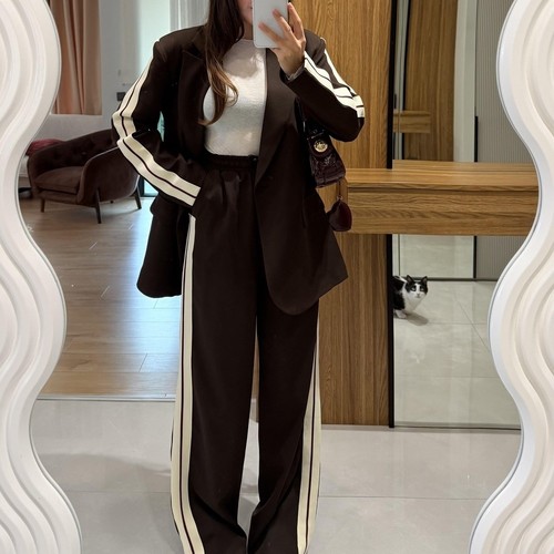 بدلة بني شيك