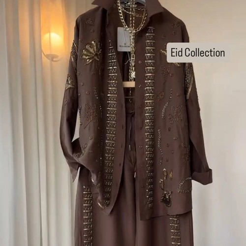 طقم بني أنيق
