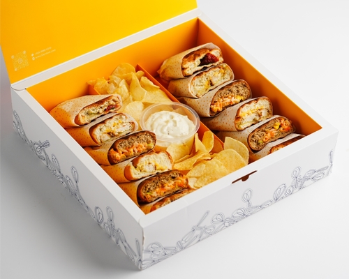 GATHERING BOX - Twelve mini sandwich of your choice with zesty dip and crispy chips.