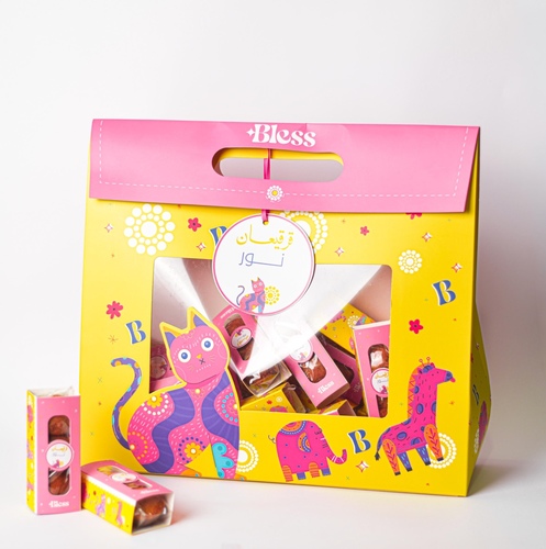 Giveaways Box for girls - Giveaways box&nbsp; for girls contains either 24 or 30 holders , each holder contains 3 pieces of cookie bites with name customization stickers , please do not forget to mention the child name