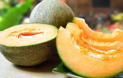 Iranian green cantaloupe (piece weight 3.5 kg to 3 kg)