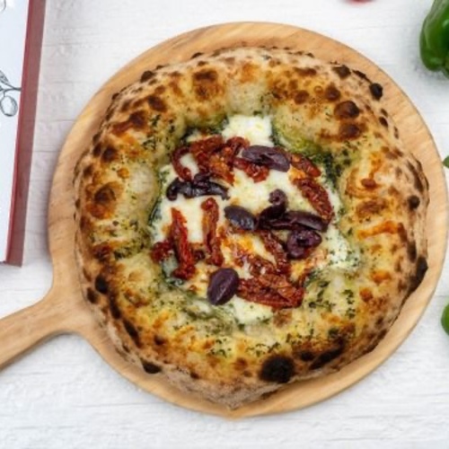 Pesto & Mozzarella Pizza - Pesto & Mozarella Pizza, pesto sauce with fresh ducth basil