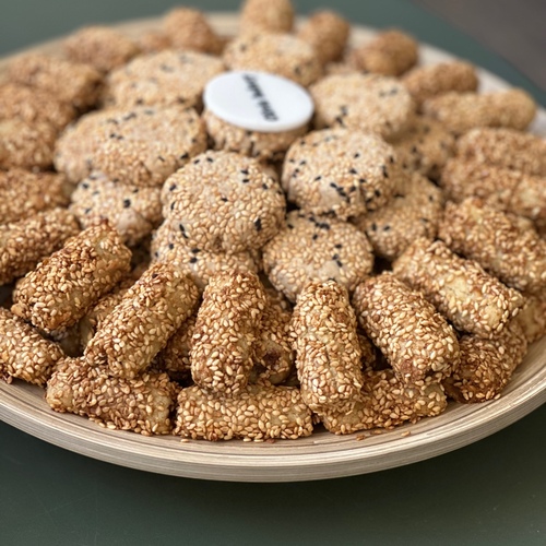 معمول بالتمر وغريبه الرهش بالماعون  الخشب