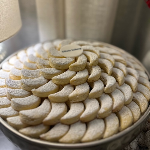 almond ghraiba - 120 pcs 
Comes with special plate