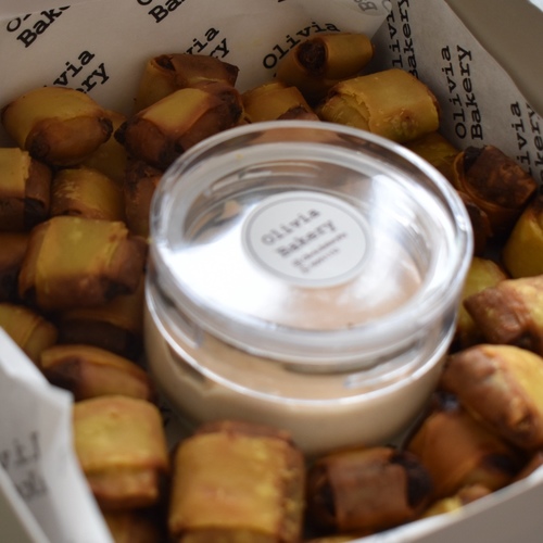 KHOBOZ OROUG - Khobz Oroug A traditional Kuwaiti flatbread made with fresh herbs, grated vegetables,  cooked to golden perfection on the pan. A warm, comforting bite that blends simplicity with rich, authentic flavor. 
 Box: 50 pcs