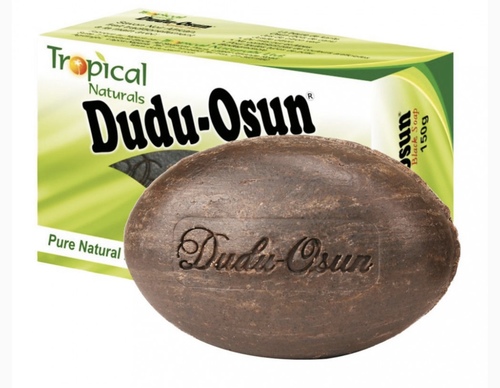 Dudu Osun African Black Soap - مكونات صابونة دودو– تحتوي على العسل الصافي.– تحتوي على زيت جوز الهند وزيت النخيل.– تحتوي على زبدة الشيا وزبدة الكاكاو.– تحتوي على رماد الأشجار مثل شجرة الموز وقرون الكاكاو.– تحتوي على الكثير من الألياف وأوراق الشجر.– زيت النواة، ورماد جلود موز الجنة.– الألوفيرا والجليسيرين، و عصير الجرجير.– غنى بالكثير من الفيتامينات والحديد.– عصير الليمون .. – تصنع صابونة دودو من العسل الاستوائي بالإضافة إلى الكاكاو المحمص والزيوت الطبيعيه يصنع والذي يستخدم لتطرية الجلد فيصبح جلد مسطح ناعم.– هي مصدر رئيسي لفيتامينات a , e بالإضافة إلى الحديد ، وهذه الفيتامينات تعتبر مقوية للبشرة وذات فائدة كبيرة لها و للشعر كذلك.– تحتوي على كمية كافية من مادة الجلسرين الذي يمتص الرطوبة من الهواء فيجعل الجلد ناعم ومرن.– تستعمل لإزالة حب الشباب وتعمل على تنظيف البشرة الدهنية و كان الأفارقة قديماً يستخدموه لعلاج المصابين بالأمراض الجلدية كالصدفية والإكزيما لأن الصابون العادي دائماً ما يهيج ويحسس البشرة لدى المصابون بهذه الامراض الجلدية وتكون مضرة لهم.– أغلبيه النساء في افريقيا كانوا يستخدمونها اثناء فترة الحمل لتقوم بحماية الجلد من الجفاف ولإخفاء علامات الامتداد التي تحدث للجلد أثناء عملية الحمل.– حتى الرجال يستطيعون استخدامه في الحلاقه لرغوتها الكثيفة وهذه الرغوة تعطي فوائد عديدة للجلد ويصقل البشره ويحميها من الالتهابات.– يعمل على تنظيف البشرة بشكل عميق ويخلصها من الفطريات والبكتيريا.– يعمل على تطهير المسامات بصورة عميقة.– يساهم في تطهير الجلد بفضل خصائصه المطهرة.– يخفف من آثار جروح الجلد دون أن يسد المسام إذا تم استخدام الصابون بصورة مستمرة.– يحمي البشرة من آثار أشعة الشمس فوق البنفسجية لاحتوائه على زبدة الشيا.– يعمل على تضييق مسامات البشرة الواسعة.– يساهم في علاج البشرة من مشكلة الرؤوس السوداء– صابونة دودة بالأخص تقوم بتفتيح الجلد فورياً لاحتوائها على خلاصة نواة النخيل.– تعمل على تقشير البشره تدريجياً بطريقه لطيفة ولينه.